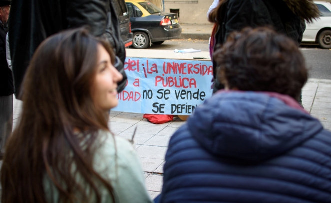 Clase abierta en las puertas de la facultad de derecho
