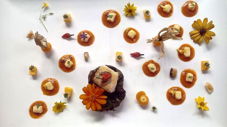 Ñoquis de ricota y mango, con surubi y tomate.