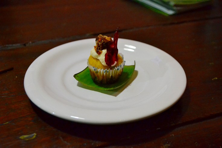 muffin de maracuya y harina de maiz con rosella caramelizada.