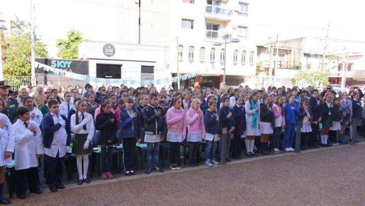niños jurando por ambiente frente a la legislatura misionera