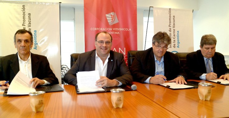 FOTO 1 FIRMA CONVENIO 25 DE ABRIL