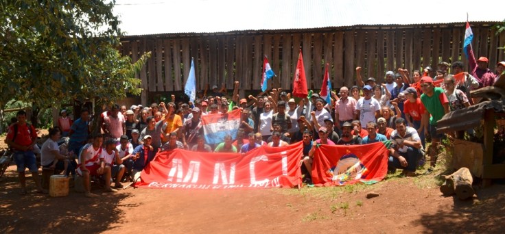 Apoyo de militantes y dirigentes a los productores de Piñalito Sur1 (1)