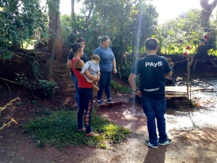 Diputada Pierini en un barrio de Oberá junto a familia vulnerable