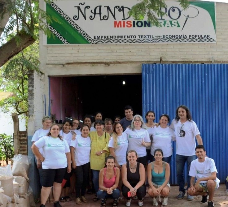 Trabajadores de la economía popular de Cooperativa Ñandé Po con funcionaria del INAES